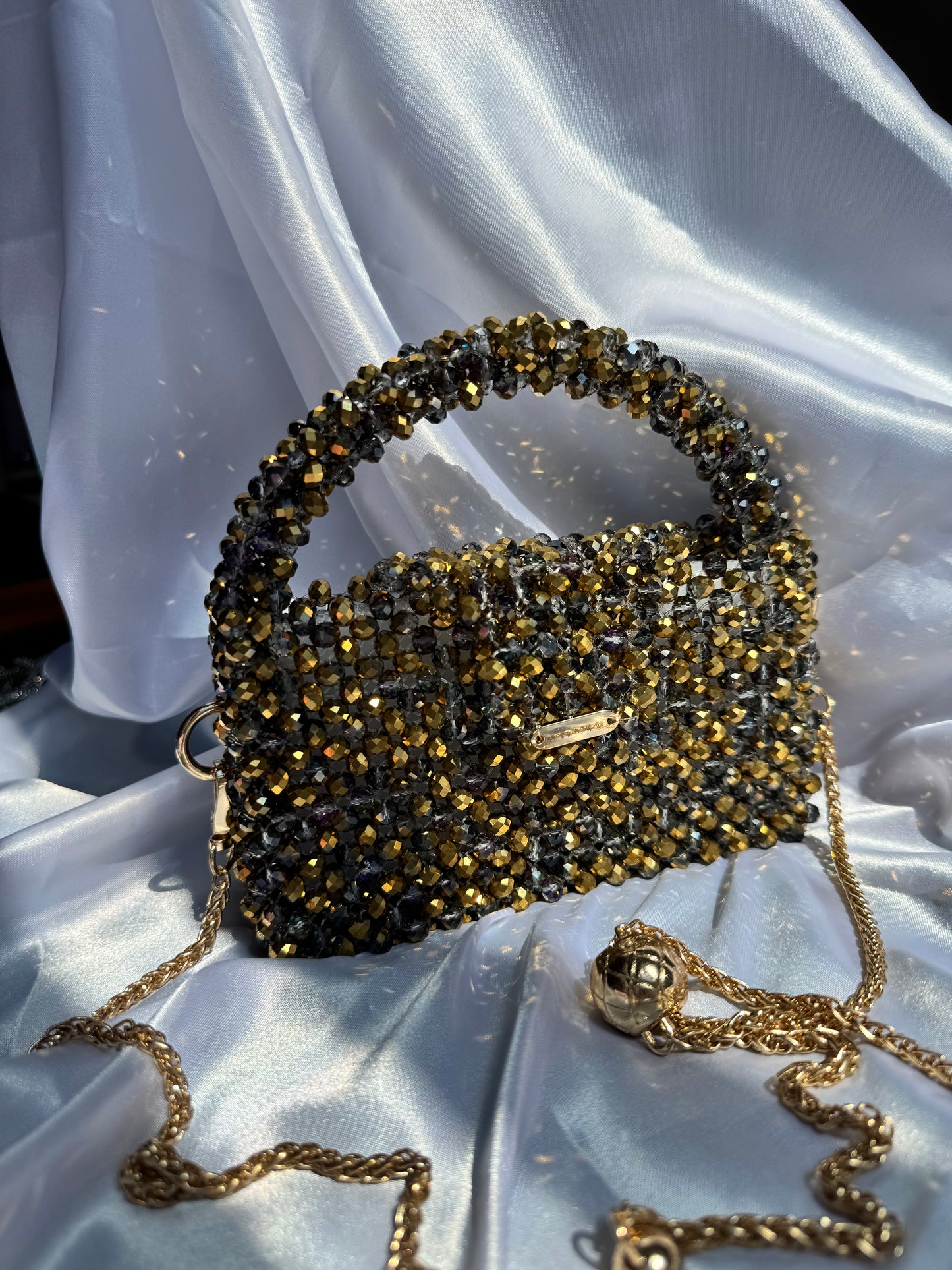 Bolso de Cuentas de Cristal Dorado – Elegancia Artesanal con Brillo Único ✨