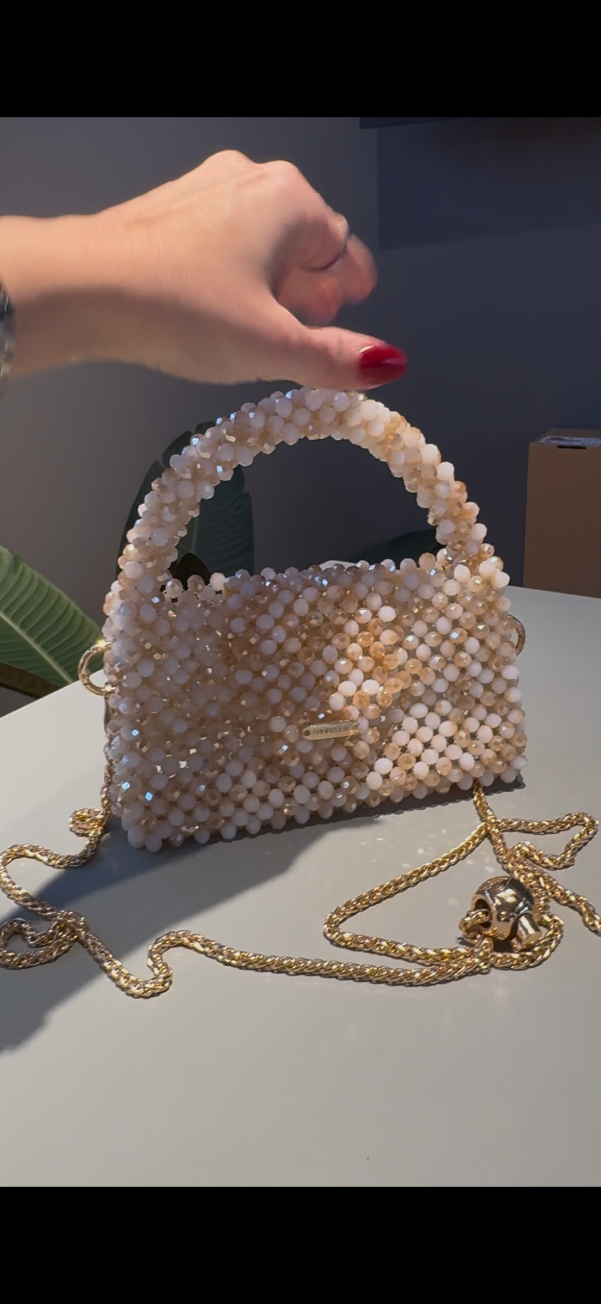 Bolso de cristales fabricado a mano beige.
