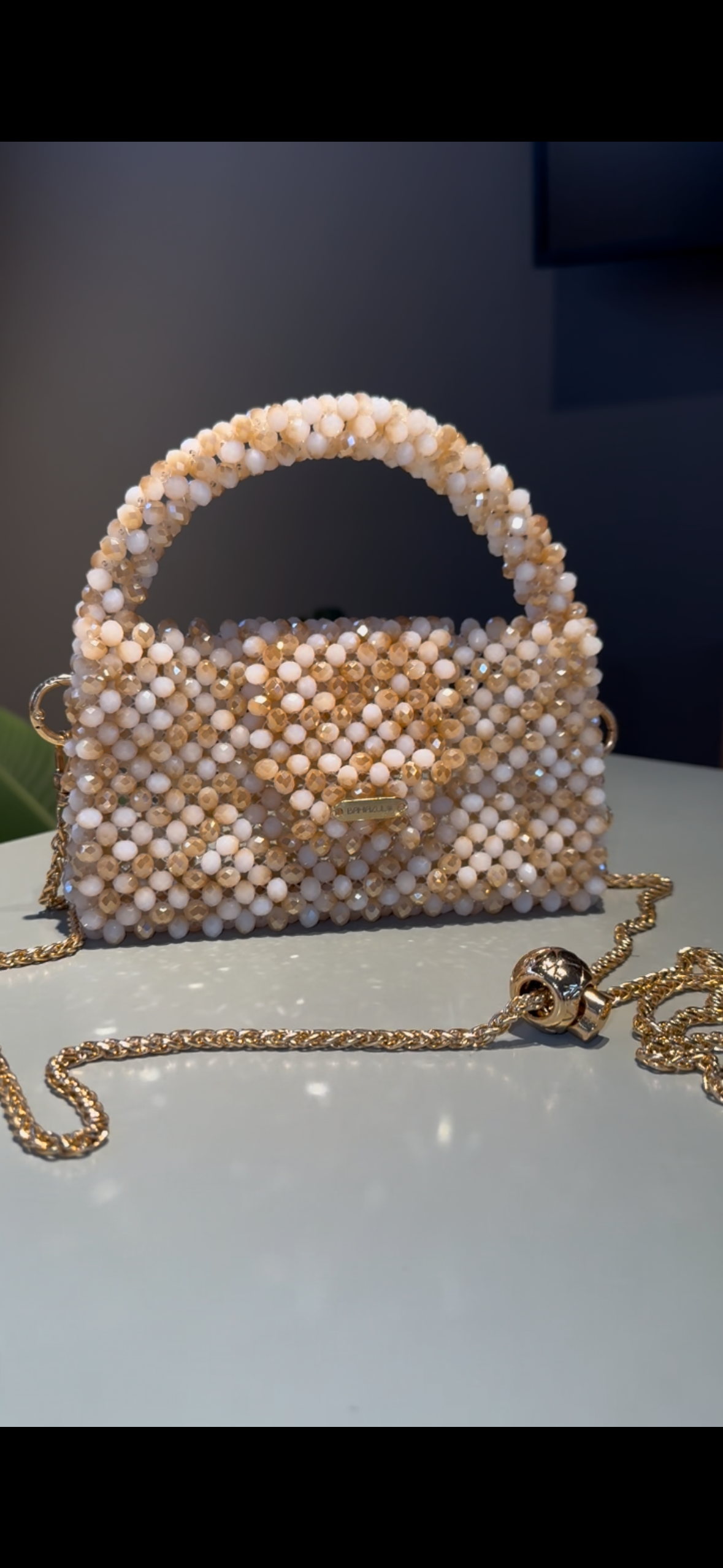 Bolso de cristales fabricado a mano beige.