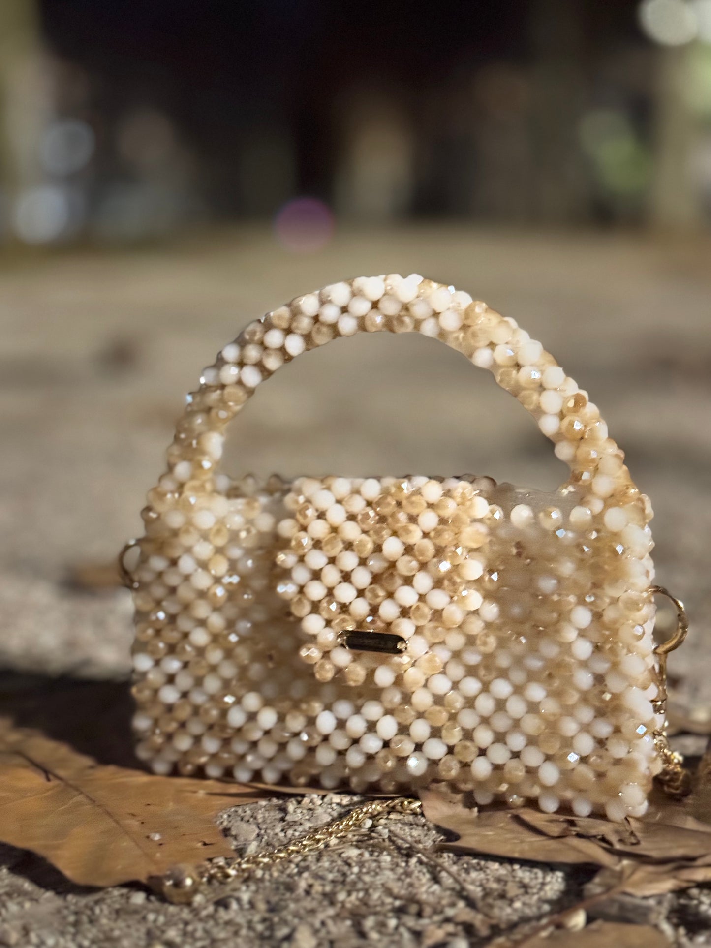 Bolso de cristales fabricado a mano beige.